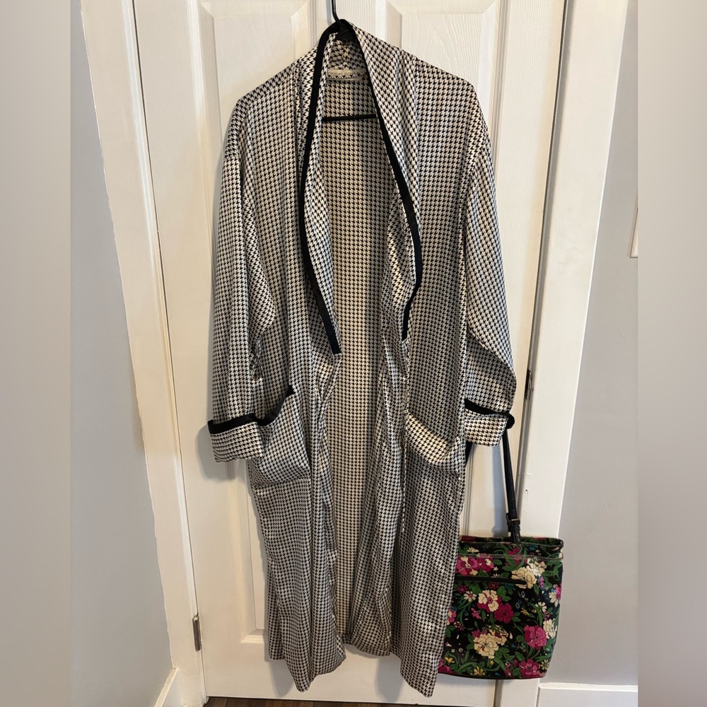 Vintage Victoria's Secret Black and White Houndstooth Women's Robe